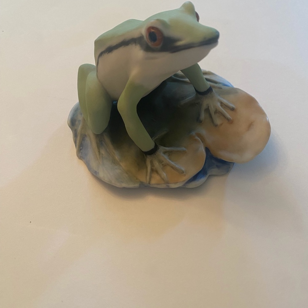 Kaiser Germany Porcelain Green Frog on a Lily Pad